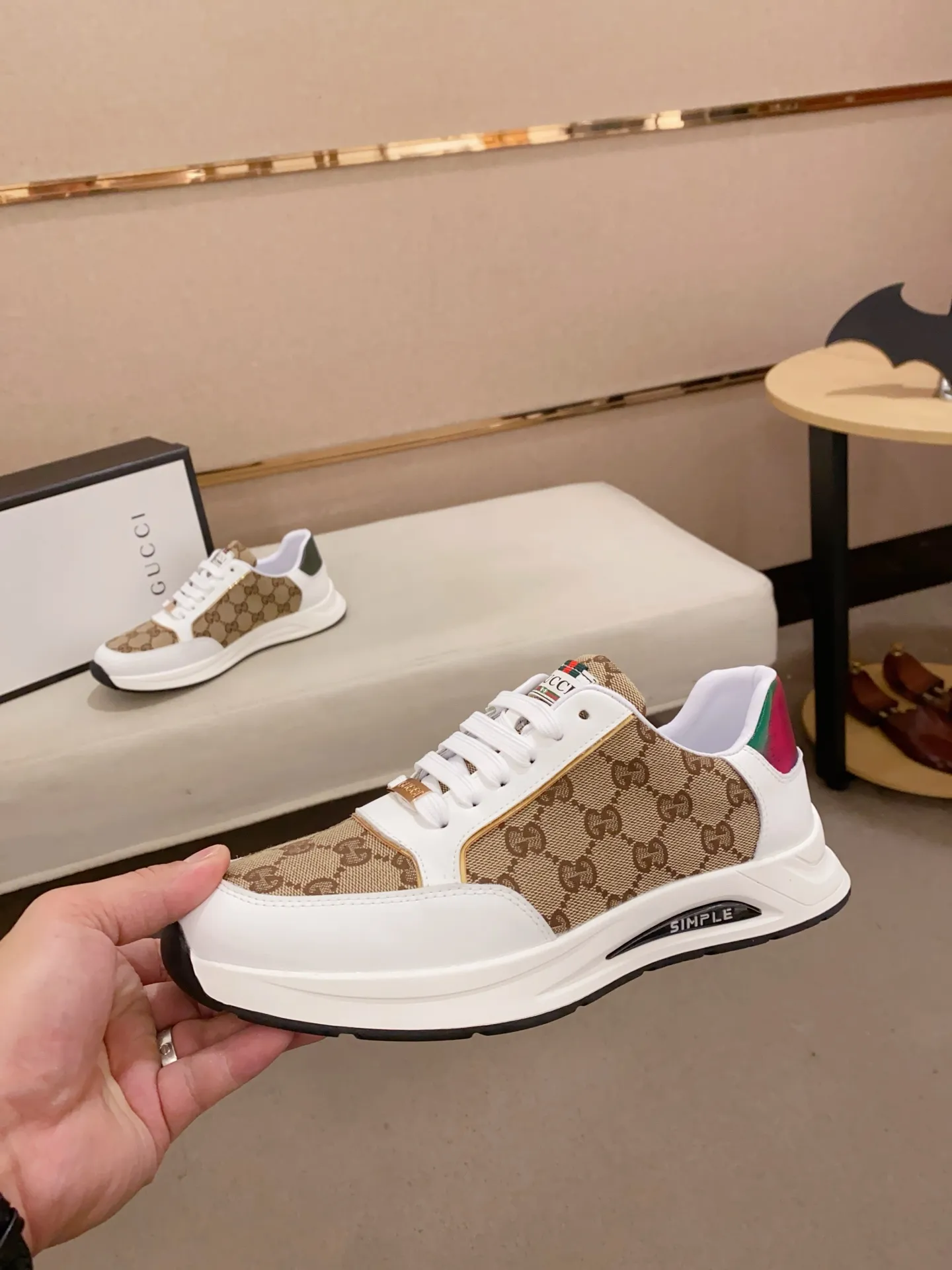 Men's shoes💰 420💰The new GUCCI (Gucci) counters are launched simultaneously. The new men's shoes, 😘fabrics are selected from imported cowhide, and the lining is sheepskin lining. 👍🏿 High-end ☄️ air-cushion molded anti-slip rubber outsole, exquisite lines, simple and elegant, comfortable and high-end for leisure travel. Code number: 38 to 44 (45 can be customized and cannot be returned or exchanged)